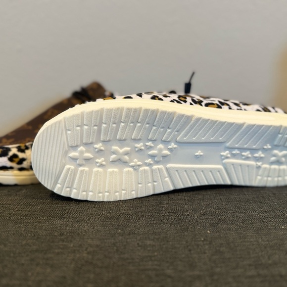 🐆✨Hey Dude Wendy Leopard Monogram Style Slip-Ons – Size 10 – NWOT✨🐆 - Picture 4 of 8